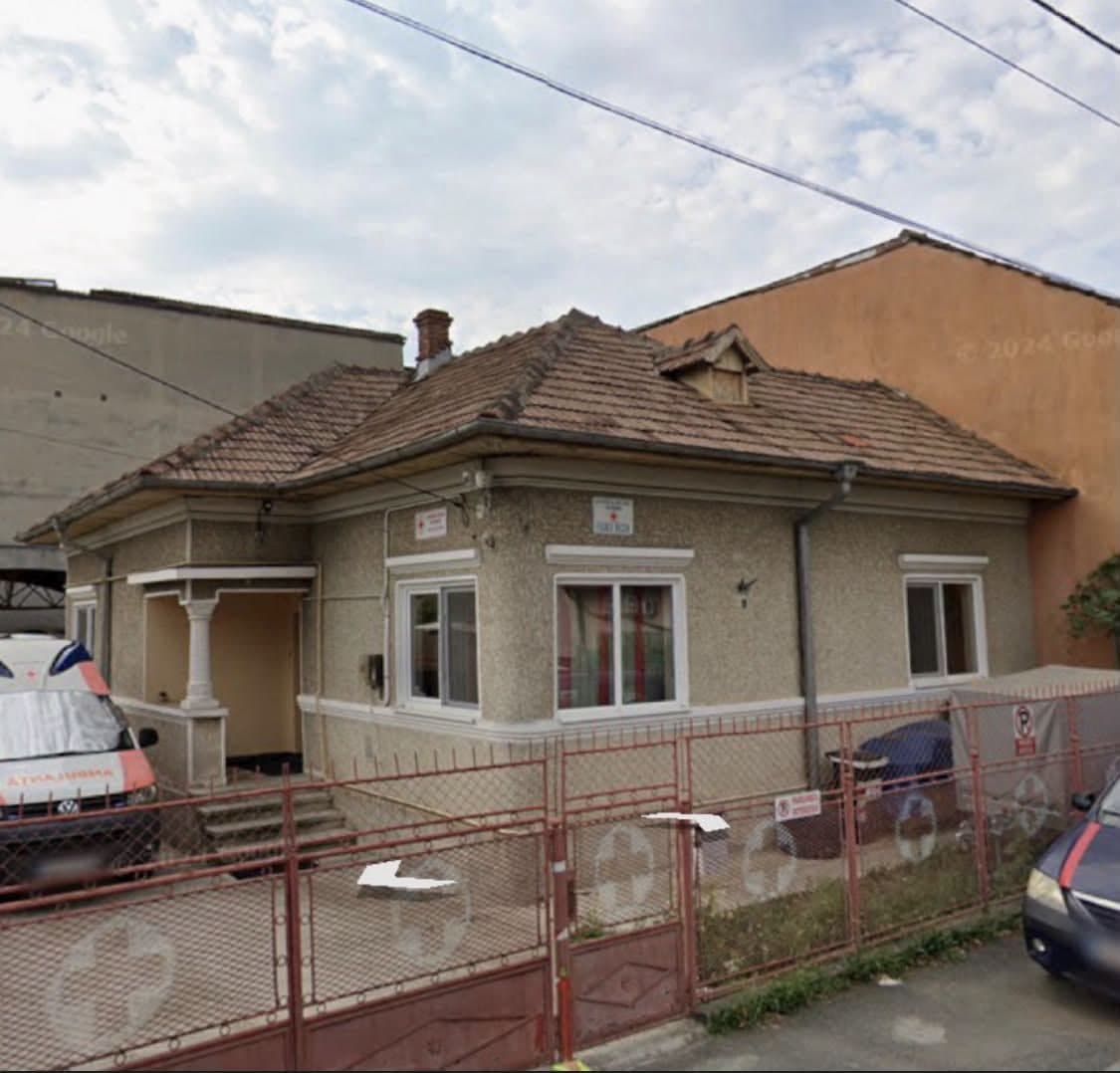 Casă renovată din Cluj cu acoperiș nou din țiglă și streașină refăcută