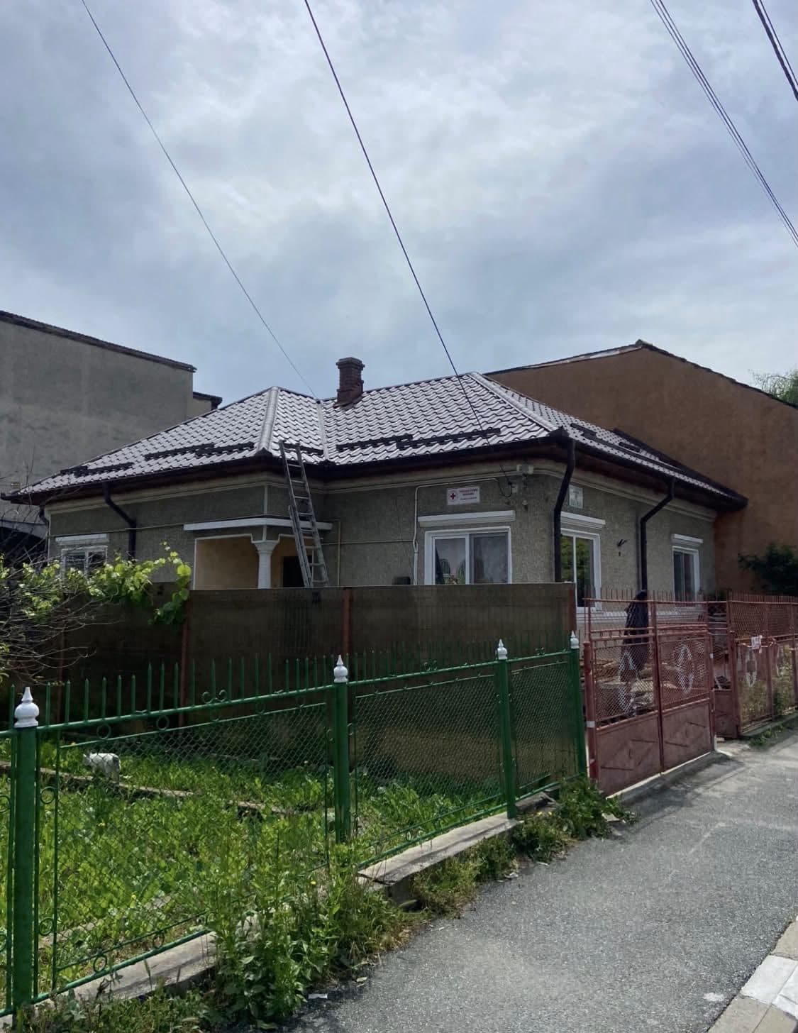 Casă din Cluj cu acoperiș din țiglă maro și jgheaburi noi