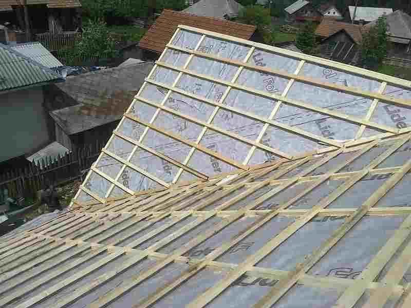 Folie anticondens montată sub lațuri pe un acoperiș în renovare din Cluj-Napoca