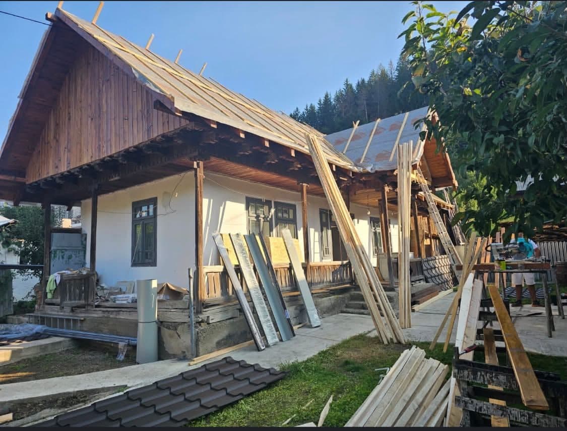 Renovare acoperiș la o casă tradițională cu fronton din lemn lângă Cluj