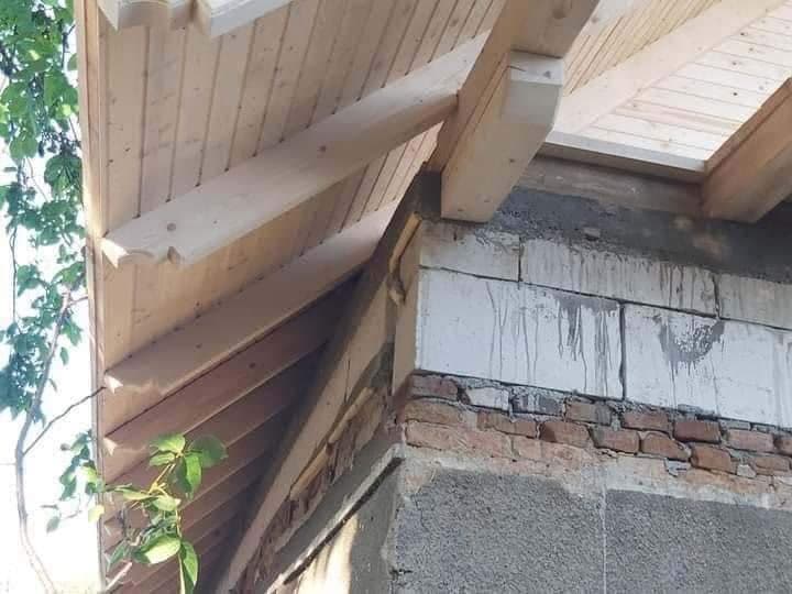 Streașină cu lambriu din lemn la un acoperiș în renovare din Cluj